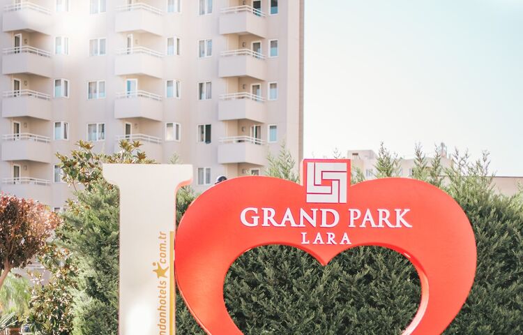 Grand Park Lara